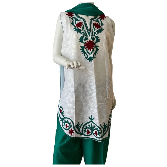 New with Tag. White & Green Salwar Kameez suit with Dupatta - Picture 3 of 15
